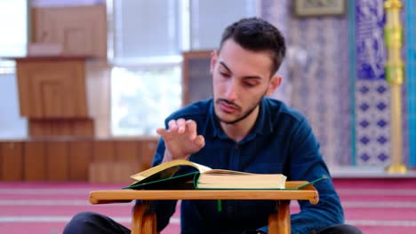 Joven-Musulmán-Recita-El-Corán-En-Una-Mezquita.