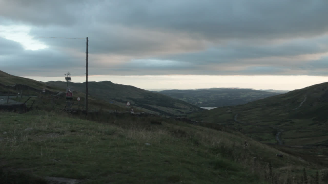windemere, 호수 지구, 영국, 산, 작은 호수가 흐린 하늘 아래에서 볼 수 있습니다.