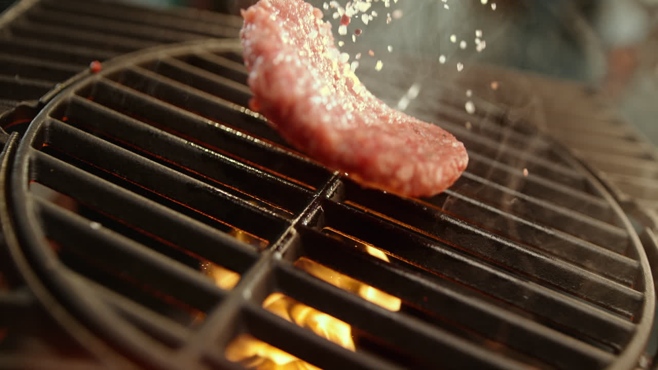 그릴에서 햄버거를 요리하는 것