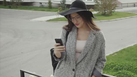 mujer usando teléfono inteligente al aire libre