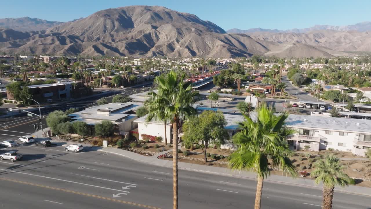 Palm Desert, California, video drone in ascesa.