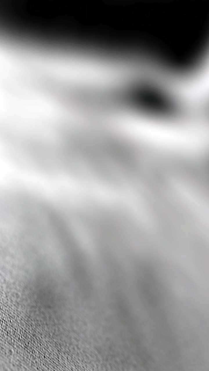 Animación en bucle de tela gris suave con movimiento delicado