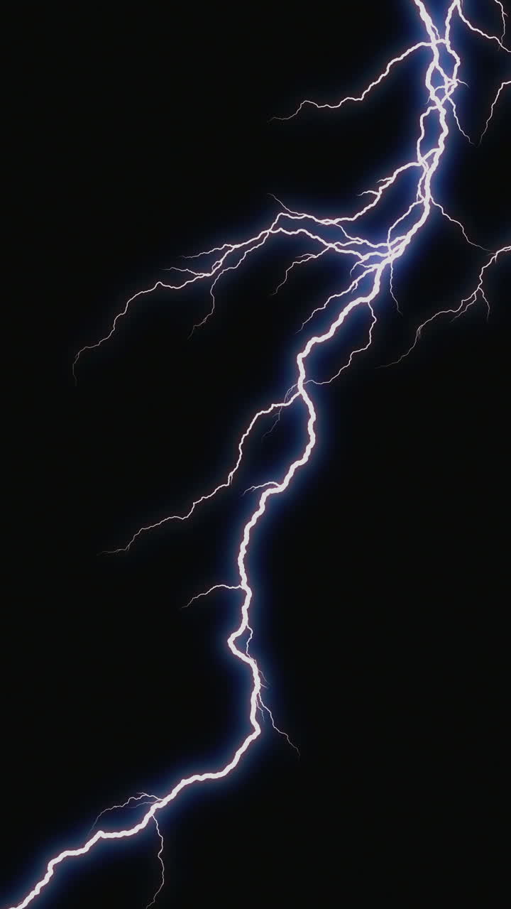 Luminosi fulmini elettrici su sfondo nero