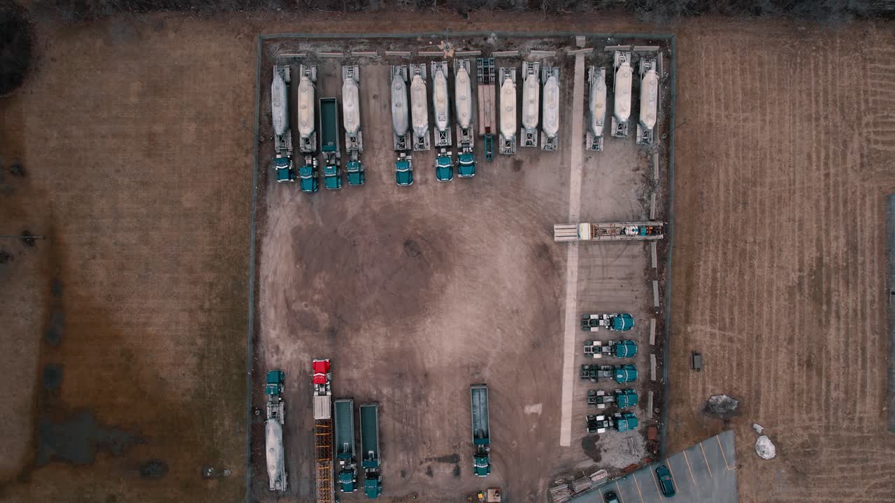 subiendo camiones cisterna de arriba hacia abajo estacionados en un patrón agradable