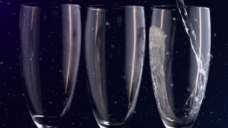 animación de champán vertiendo en uno de los tres vasos sobre fondo negro
