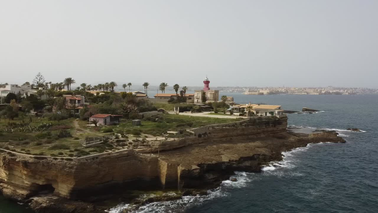 la playa de siracusa, sicilia, por un avión no tripulado.