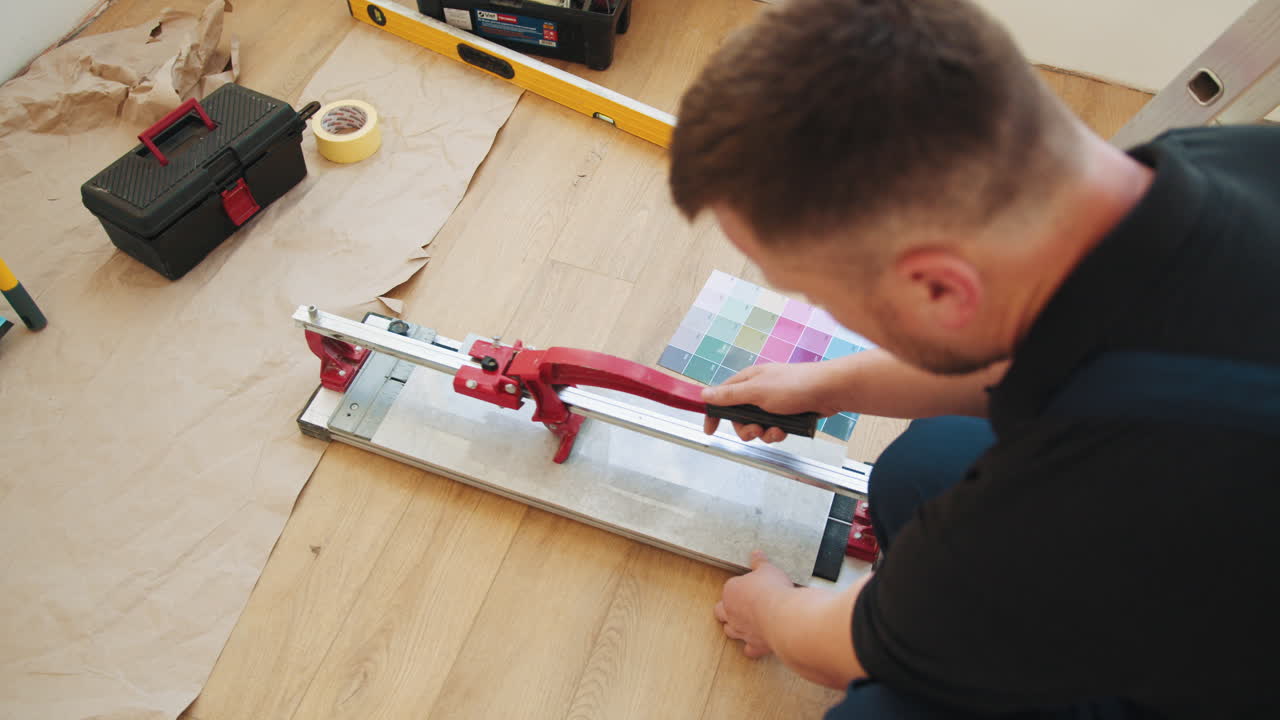 la instalación de azulejos en un piso de madera