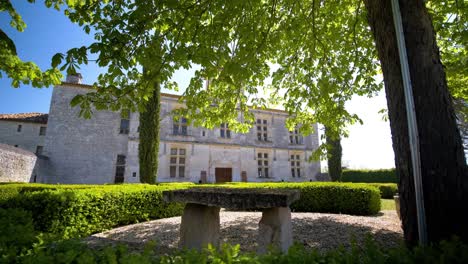 lenta fotografía reveladora del castillo de cieurac con hermosos jardines en francia