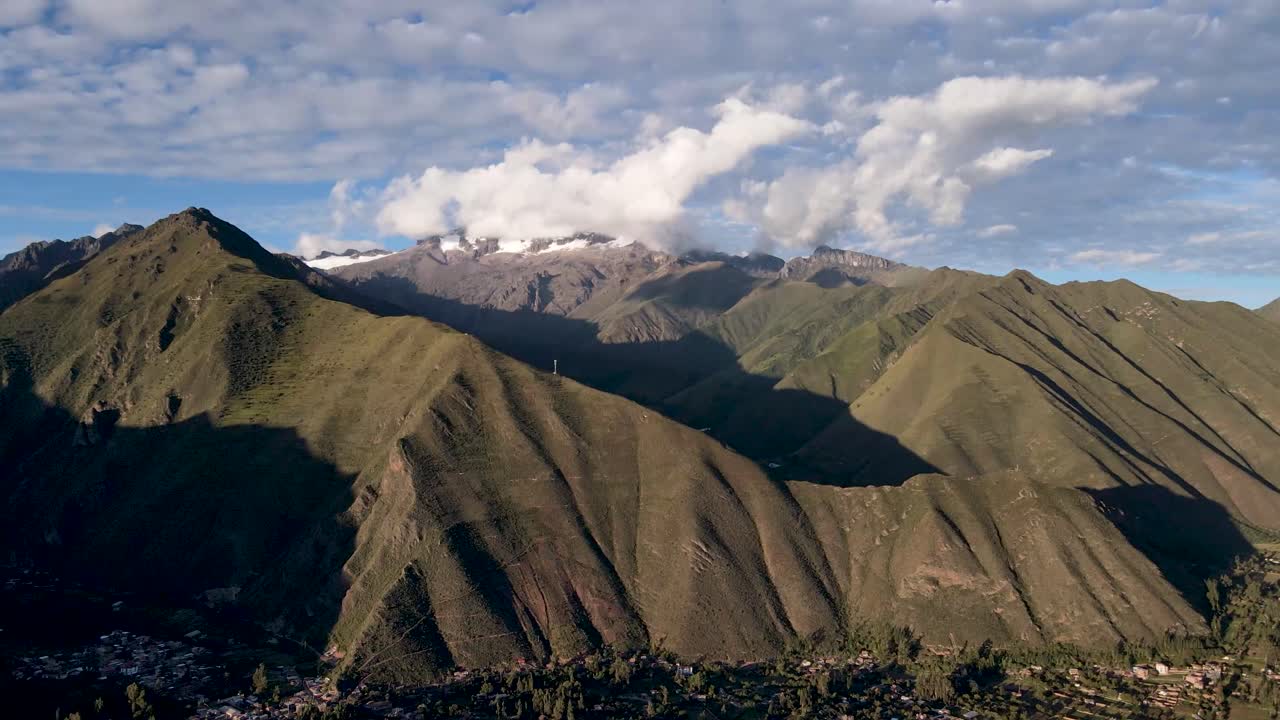 Valle Sacra di Urubamba sotto un cielo blu a Cusco, Perù