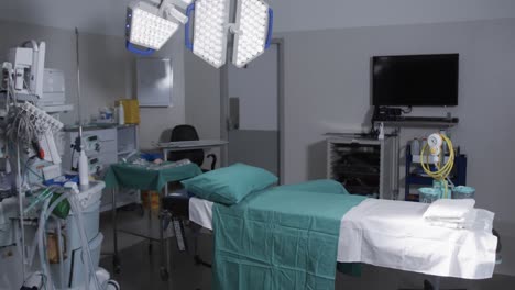 Medizinische-Geräte-Und-Bett-Im-Operationssaal-Des-Krankenhauses,-Zeitlupe