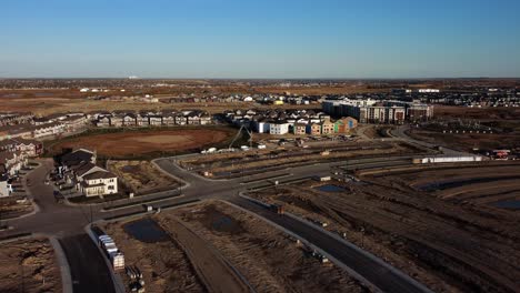 Eine-Aufschlussreiche-Aufnahme-Der-Yorkville-Gemeinde-In-Calgary-Während-Eines-Sonnenuntergangs-Im-Oktober