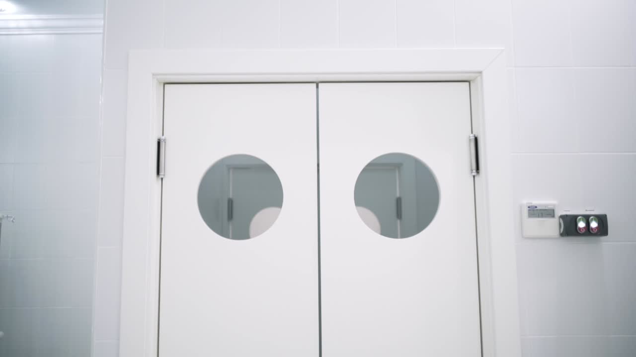 원형 창문이 있는 색 이중 문