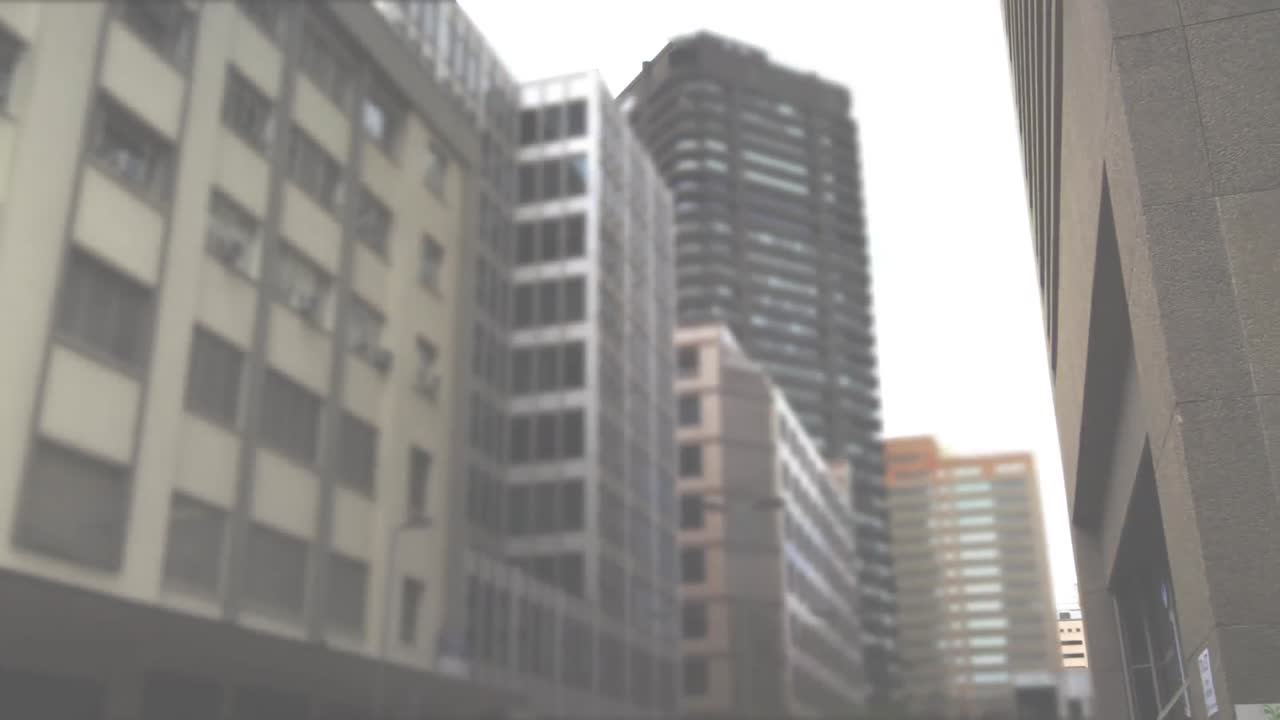 composición digital del capitalismo texto contra edificios altos en el fondo