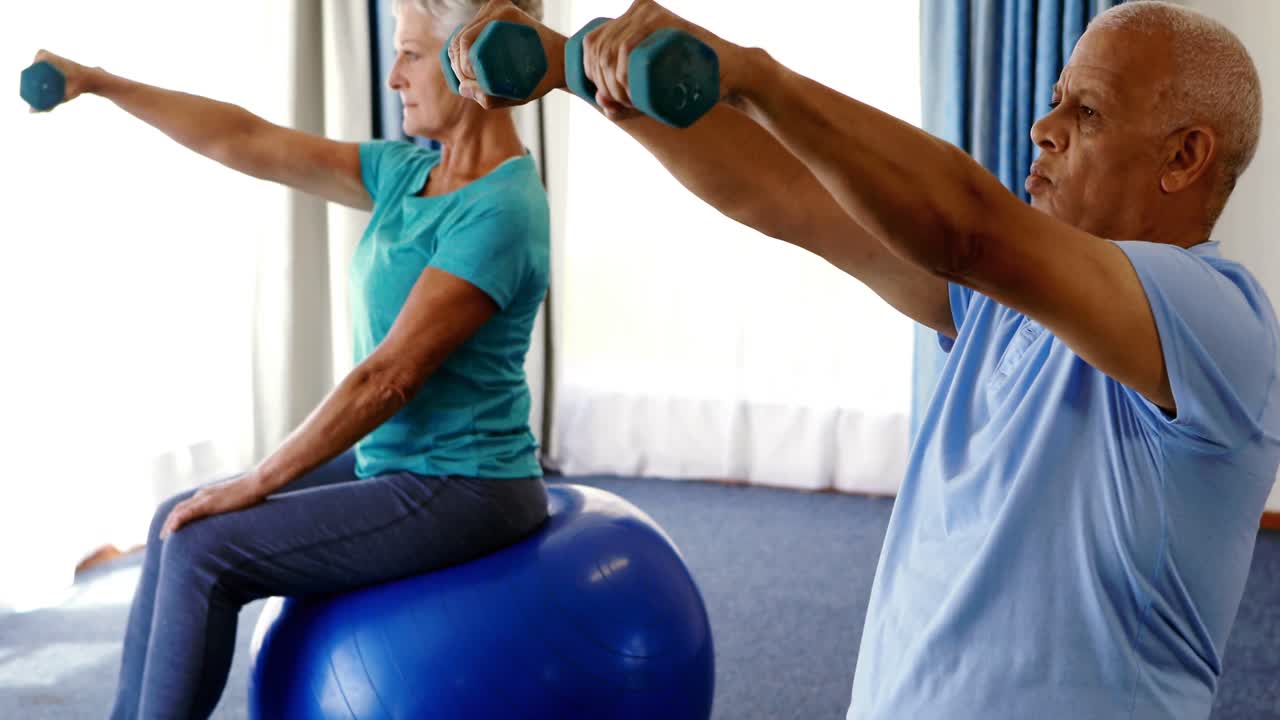 ancianos haciendo ejercicios con pesas