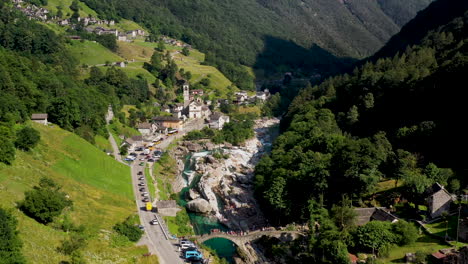 Weite-Drohnenaufnahme-Von-Lavertezzo-Schweiz,-Die-In-Der-Ferne-Auf-Die-Madonna-Degli-Angeli-Zufliegt