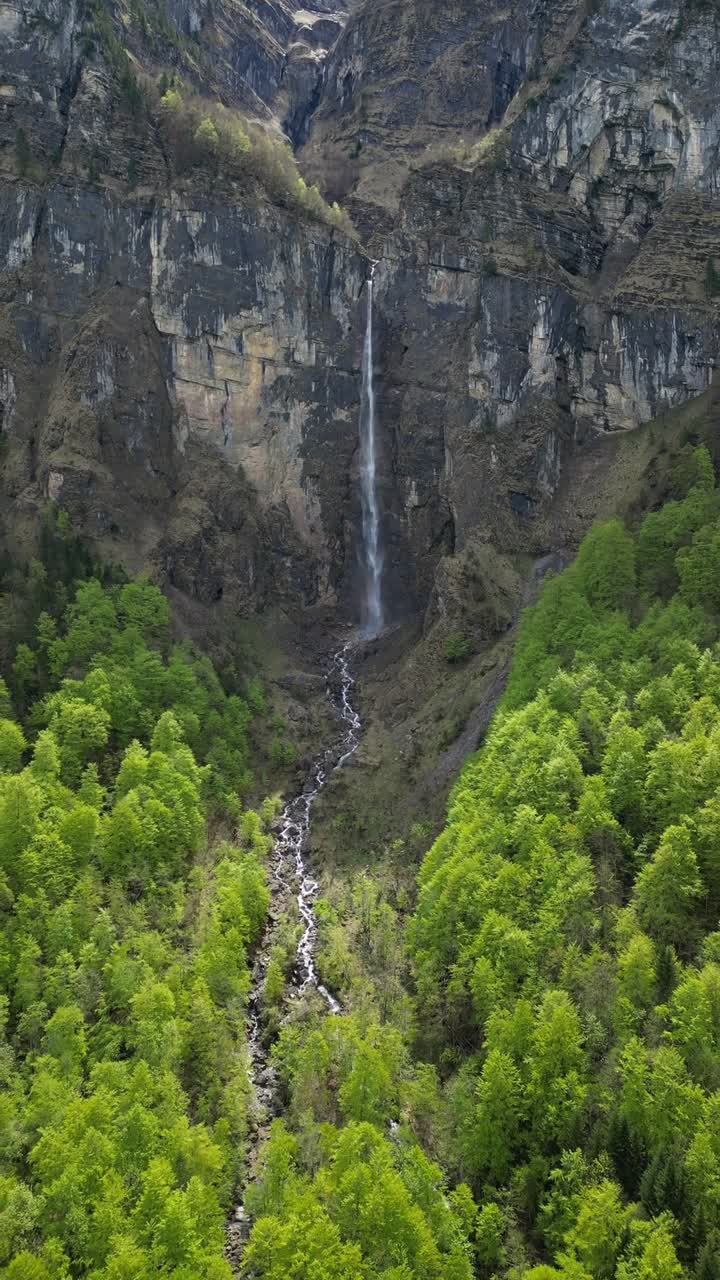 Cascata Falcherenbachfall nella valle Klöntal, cantone di Glarona, Svizzera, formato video verticale, aereo