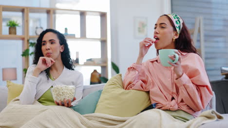 Palomitas-De-Maíz,-Sofá-Y-Amigos-Relajados-Viendo-Programas-De-Televisión.