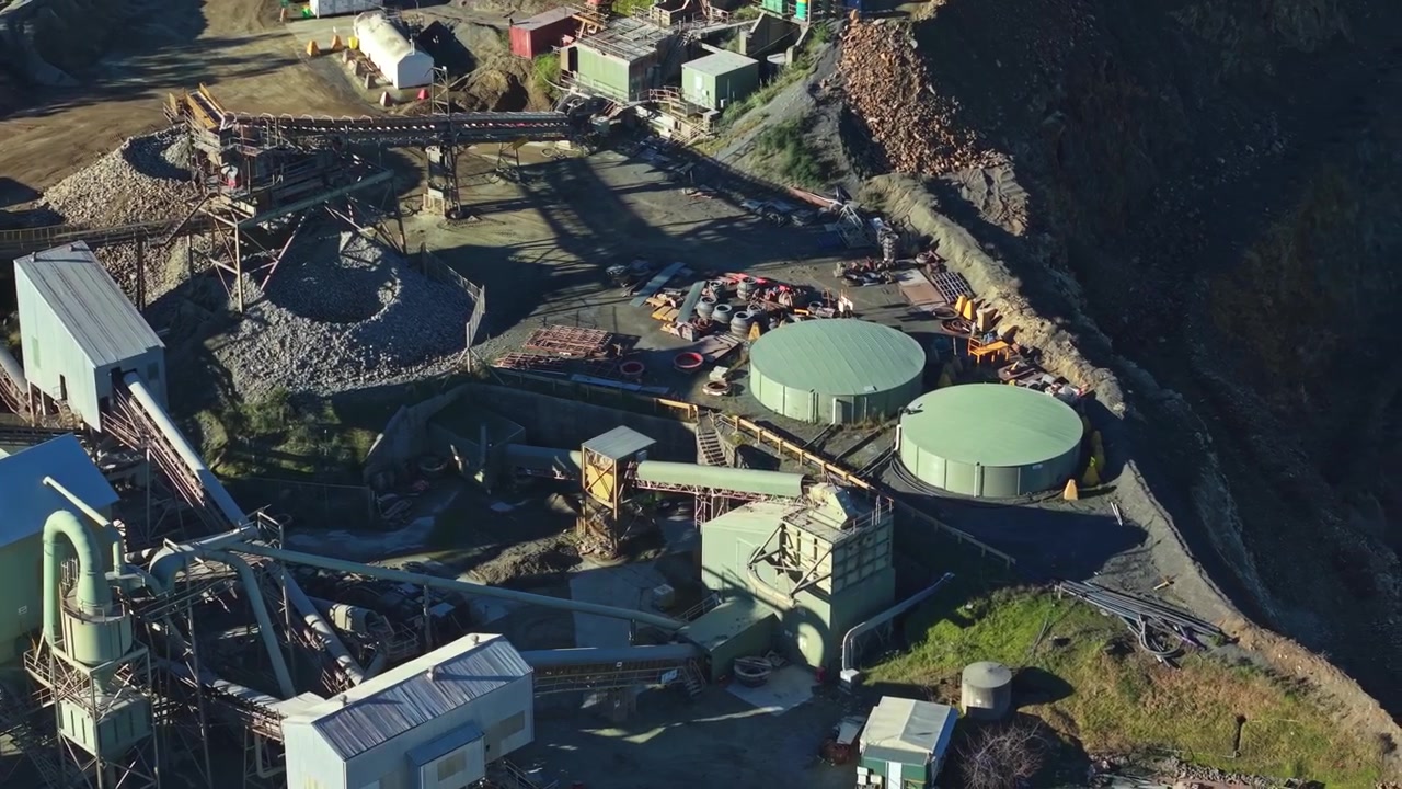 Høyoppløselige flybilder viser Montrose Quarry i Melbourne, med tungt maskineri, transportbåndsystemer, gruslagre og moderne industristrukturer under sterkt sollys.