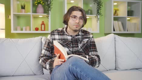 joven leyendo libros científicos y filosóficos.