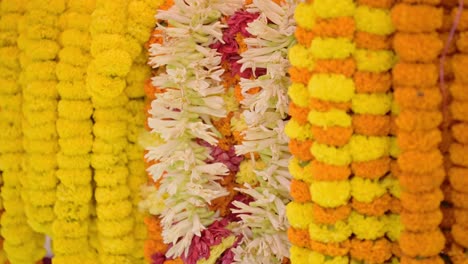 ofrendas de oración hindú de flores de naranja, flores amarillas cerradas como un símbolo de oración en una ceremonia religiosa para el hinduismo, religión hindú oración en un templo religioso hindú en katmandú en nepal