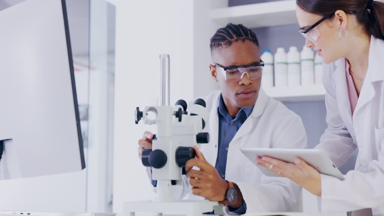 Coworking, laboratorio e team con microscopio