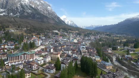 vista aérea de una encantadora ciudad alpina