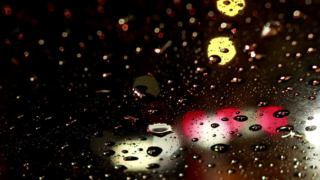 비방울과 바람 방패에 반사되는 빛