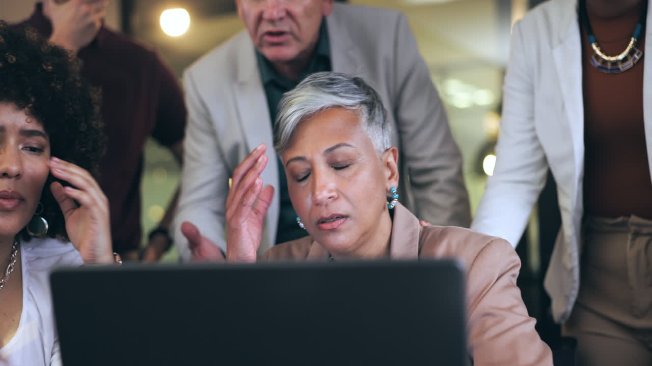 스트레스, 컴퓨터 및 비즈니스 사람들이 주식