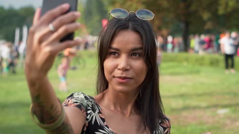 Frau-Trifft-Freunde-Und-Macht-Selfie-Beim-Musikfestival.