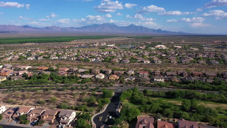 Wohnkomplex-Mit-Neuen-Häusern-Und-Bergen-Im-Hintergrund,-Arizona