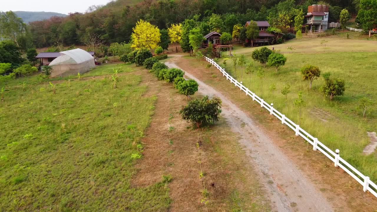 울타리가 쳐진 농지를 배경으로 산을 따라