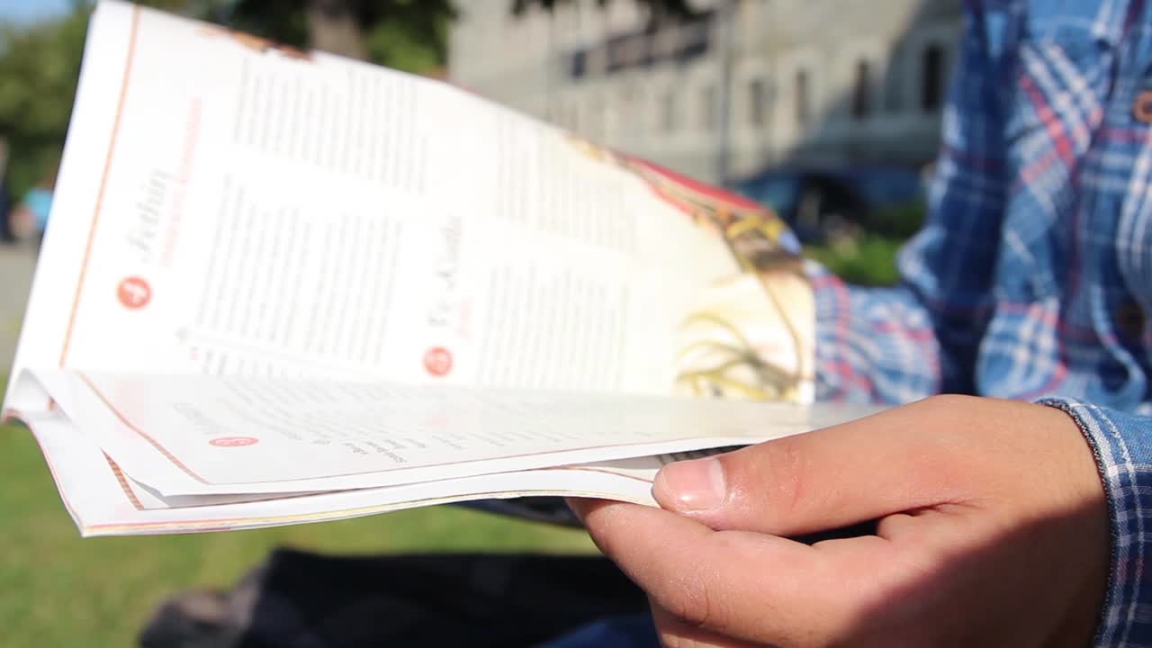 joven leyendo una revista