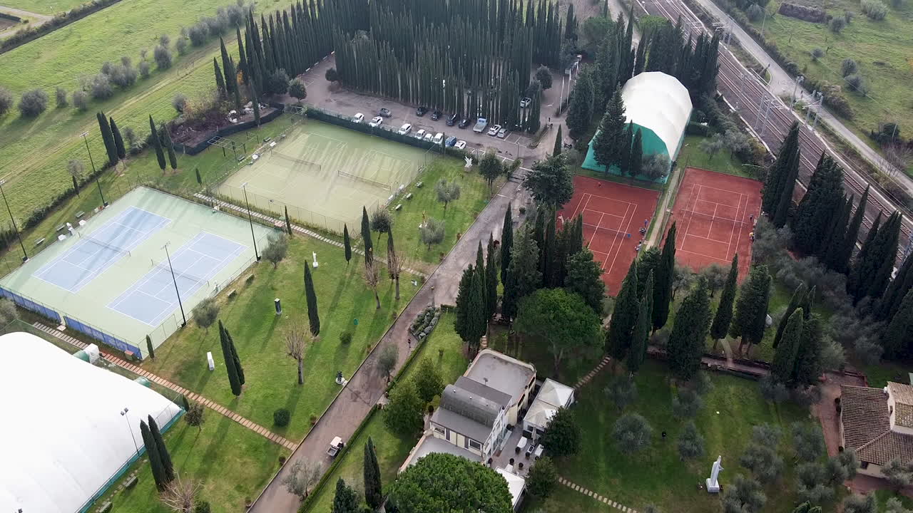 이탈리아 토스카나 지역의 피렌체 근처에 있는 발리나 바그노, 테니스 코트 복합 경기 공 위를 날아가는 드론
