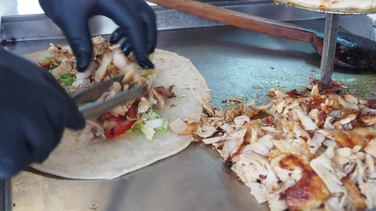 preparación de shawarma: una delicia de la comida callejera