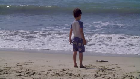 Un-Niño-Juega-Y-Disfruta-De-Un-Día-En-Una-Playa-Mexicana