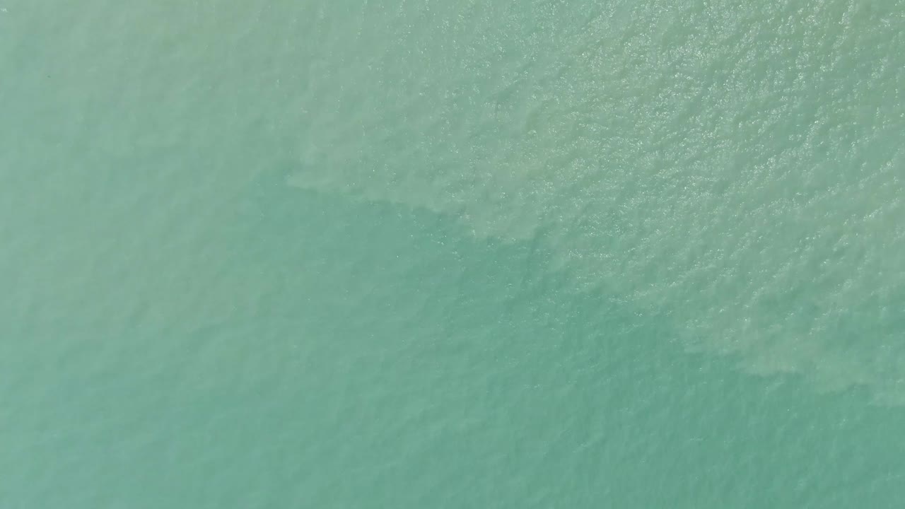 필리핀 민도로의 푸에르토 갈레라에서 해변을 향해 고요한 맑은 바닷물의 조감도