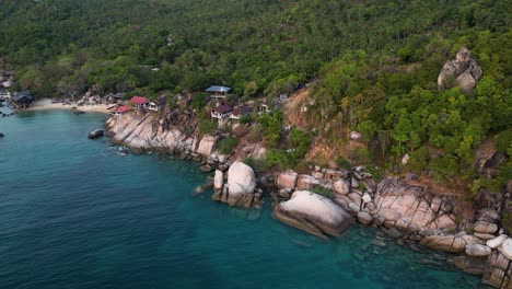 Langsames-Hochschwenken-Enthüllt-Wunderschöne-Klippen-Und-Eine-Tropische-Insel---Drohnenansicht