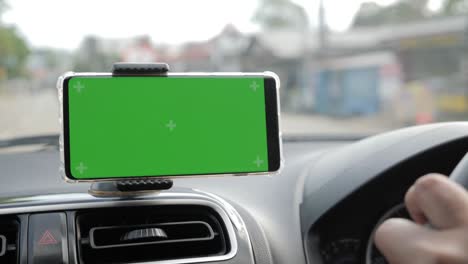teléfono inteligente en el modelo de coche