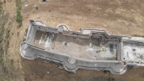 Ruinen-Einer-Alten-Burg-Auf-Einem-Hügel,-Umgeben-Von-Feldern