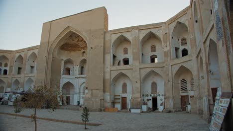 Ciudad-De-Bujara,-Uzbekistán-Abdul-Aziz-Khan-Madrassa-Dentro