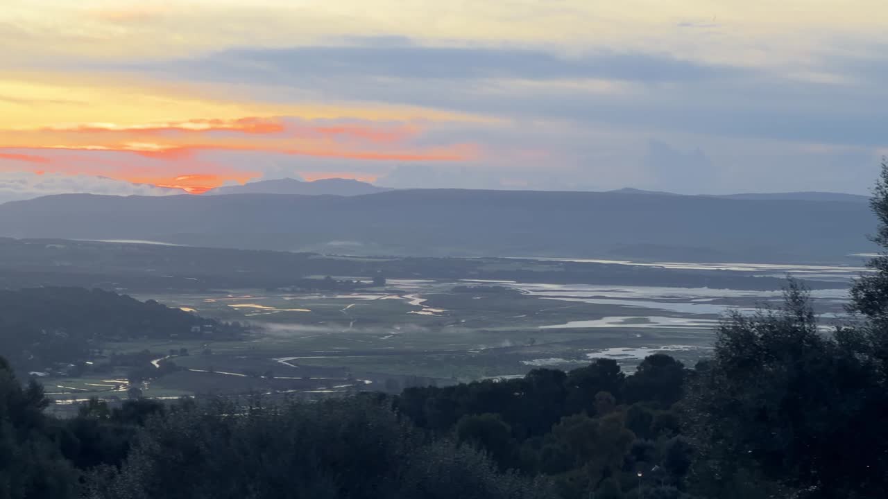 Aufnahme, die eine Stadtsilhouette oder Stadtlandschaft aus der Ferne zeigt