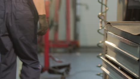 caja de metal azul abierta mecánica con diferentes herramientas para la reparación de automóviles en la estación de servicio moderna