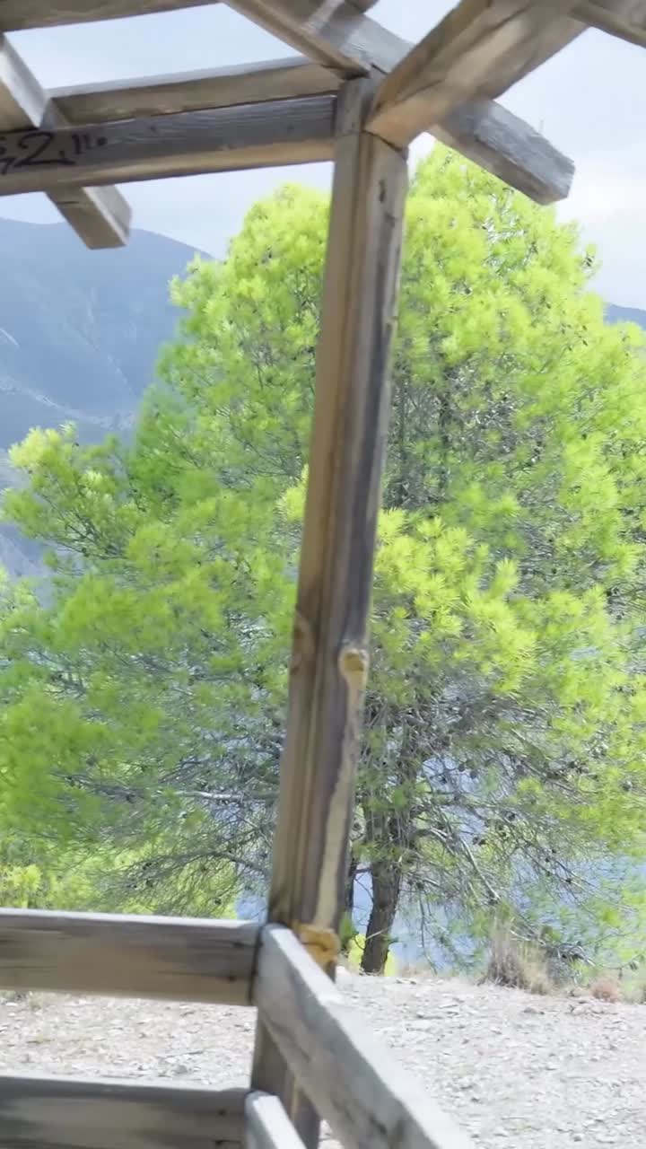 나무 구조물 을 통해 산 을 볼 수 있다