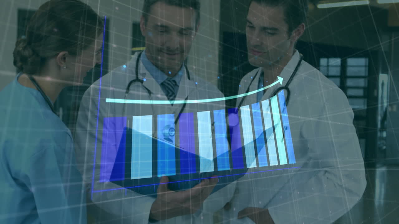 animación de flecha en gráfico de barra creciente sobre médicos caucásicos discutiendo informes de pacientes