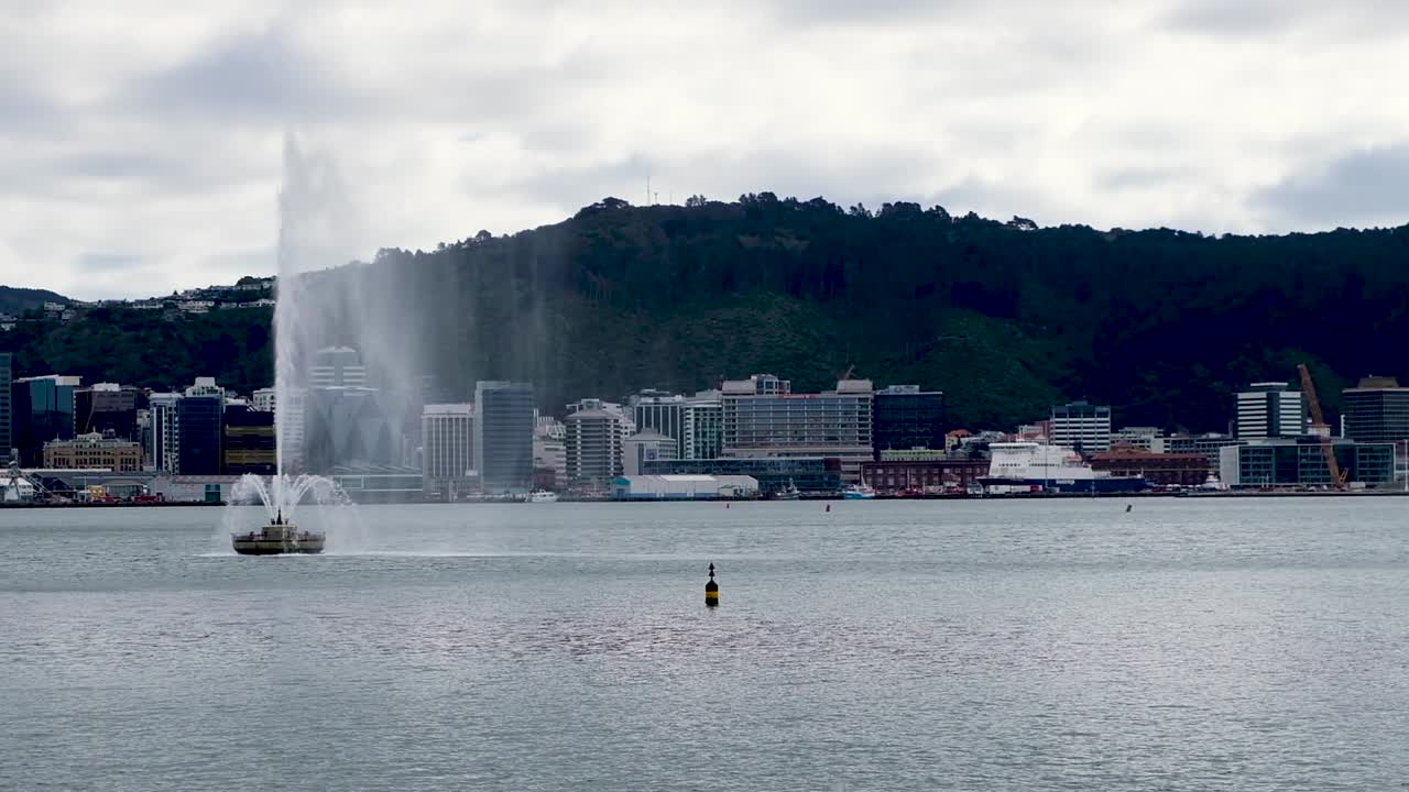 수도 웰링턴의 상징적인 물 분수 랜드마크, 오리엔탈 퍼레이드 워터프론트, 오리언탈 베이, 웰링튼 하버, 뉴질랜드