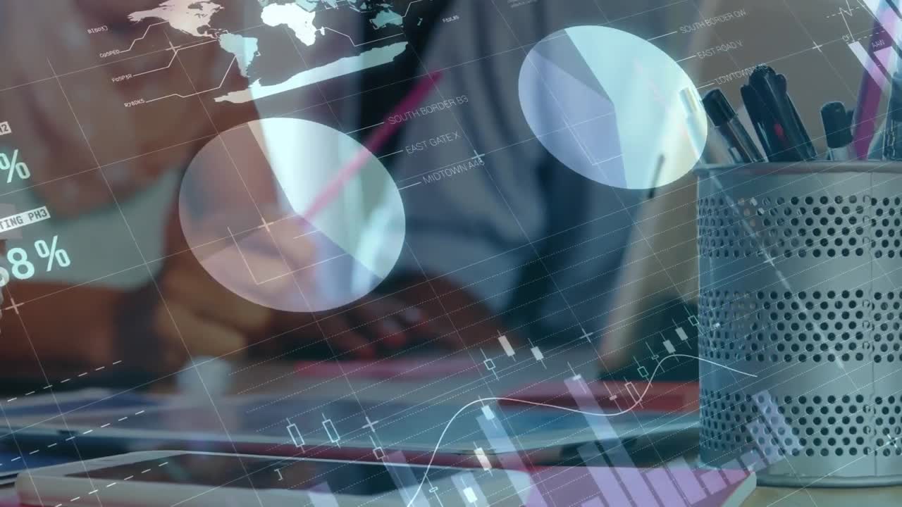 procesamiento de datos estadísticos contra la sección media de la mujer tomando notas