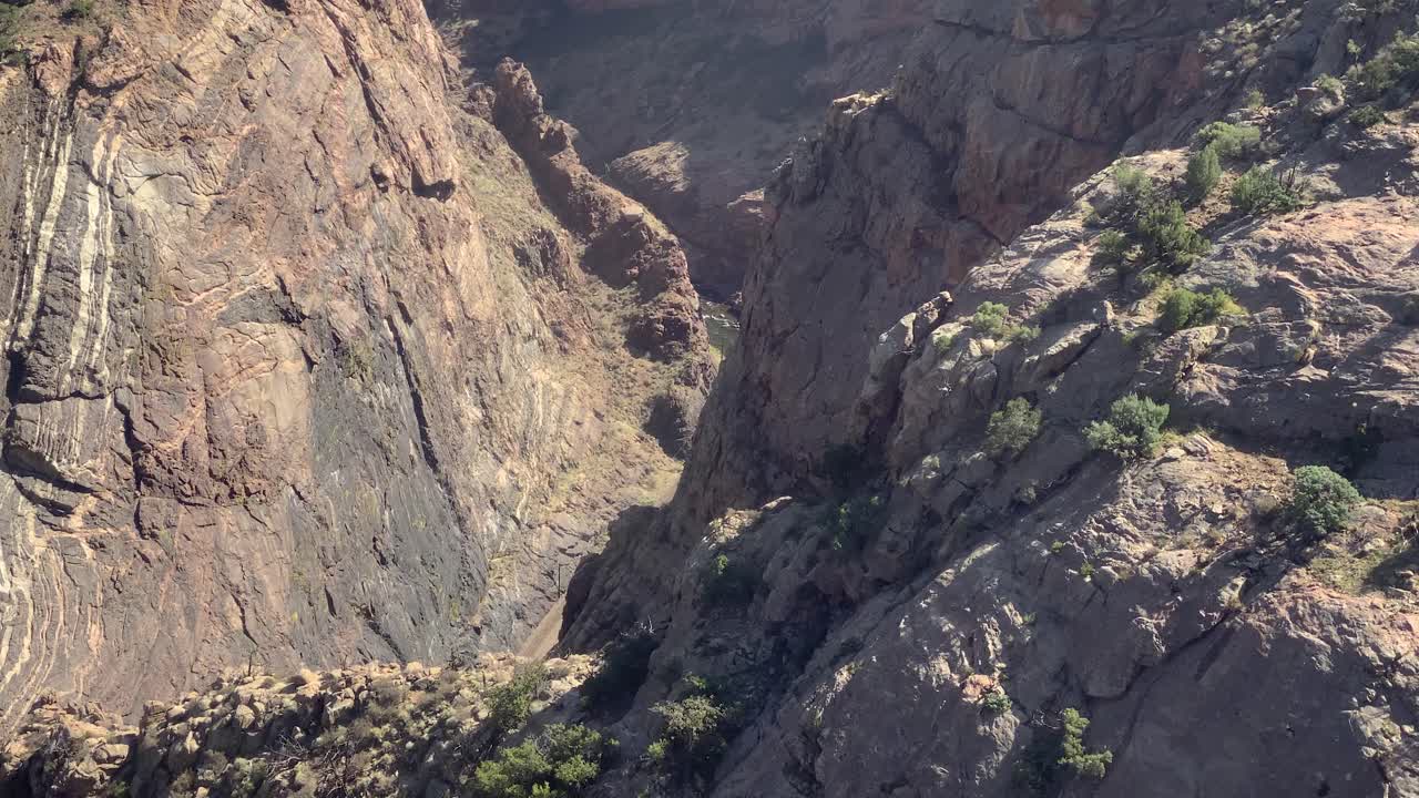caminatas por el gran cañón de los acantilados del río arkansas, exploración del borde del precipicio