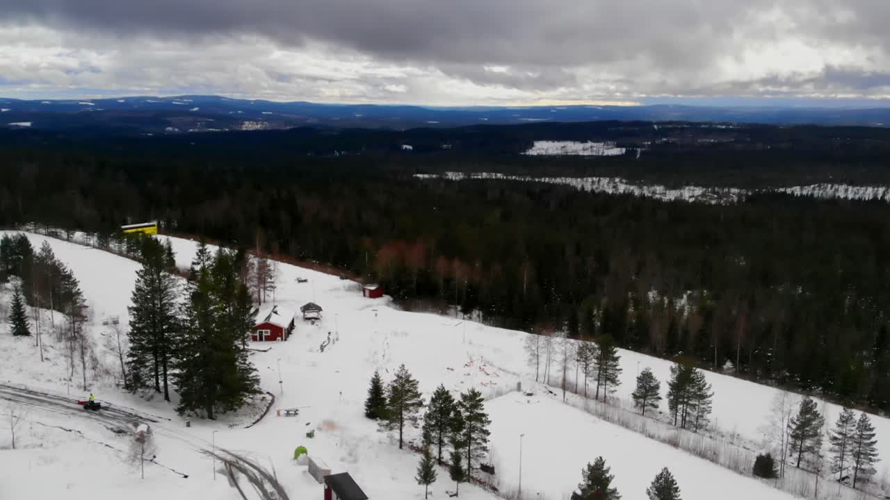 Ripresa con drone di un paesaggio innevato in Svezia