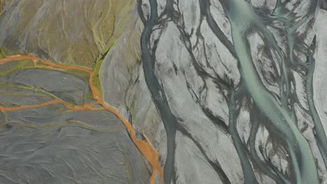 los minerales volcánicos dan color al agua derretida que se mueve río abajo a través del delta del río.