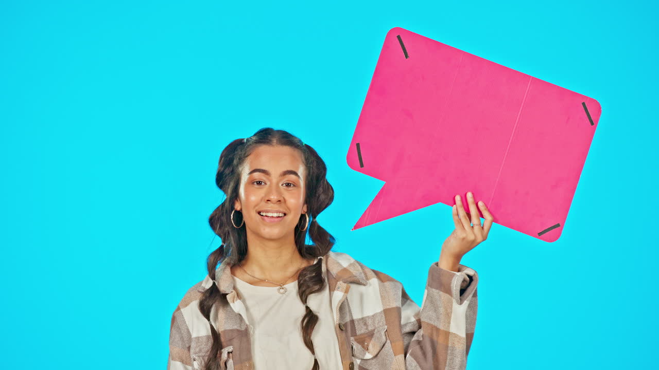 mujer sosteniendo una burbuja de habla rosa